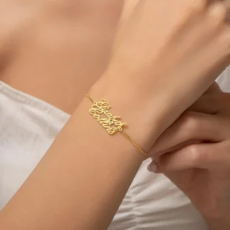 bracelet personnalisé porté nommé ALBA sur le poignet d'une femme