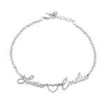 bracelet personnalisé nommé AMANI posé sur un support blanc