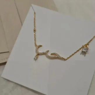 Collier tendance nommé AMORE porté sur le cou d'une femme