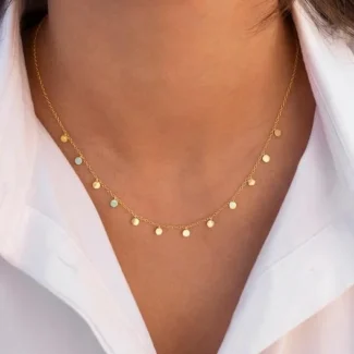 Collier tendance nommé ANA porté autour du cou d'une femme