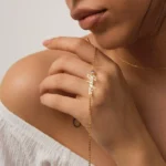 Bracelet personnalisé nommé AZURA porté autour du poignet d'une femme