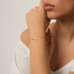 Bracelet personnalisé nommé AZURA porté autour du poignet d'une femme