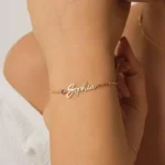 Bracelet personnalisé nommé AZURA porté autour du poignet d'une femme