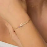Bracelet personnalisé nommé AZURA porté autour du poignet d'une femme
