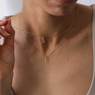 Collier personnalisé nommé BELLA porté autour du cou d'une femme