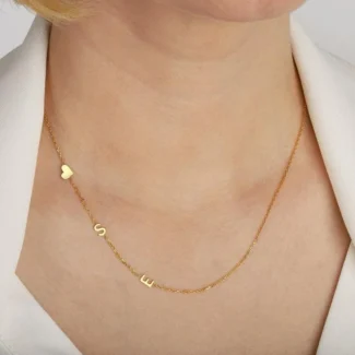 Collier personnalisé nommé CLARA porté autour du cou d'une femme