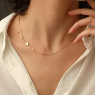 Collier personnalisé nommé CLARA porté autour du cou d'une femme