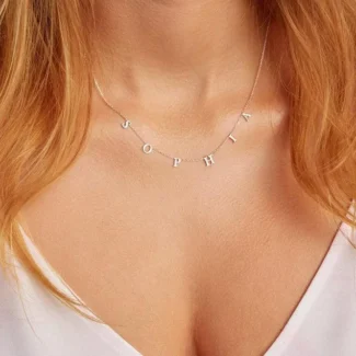 Collier personnalisé nommé CLEA porté autour du cou d'une femme