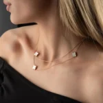 Collier tendance nommé ELISA porté autour du cou d'une femme