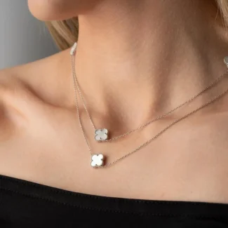 Collier tendance nommé ELISA porté autour du cou d'une femme