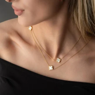 Collier tendance nommé ELISA porté autour du cou d'une femme