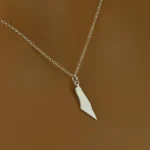 Collier tendance nommé FALESTINA porté autour du cou d'une femme
