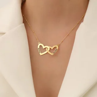 Collier personnalisé nommé FARAH porté autour du cou d'une femme