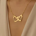 Collier personnalisé nommé FARAH porté autour du cou d'une femme