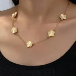 Collier tendance nommé FLORA porté autour du cou d'une femme