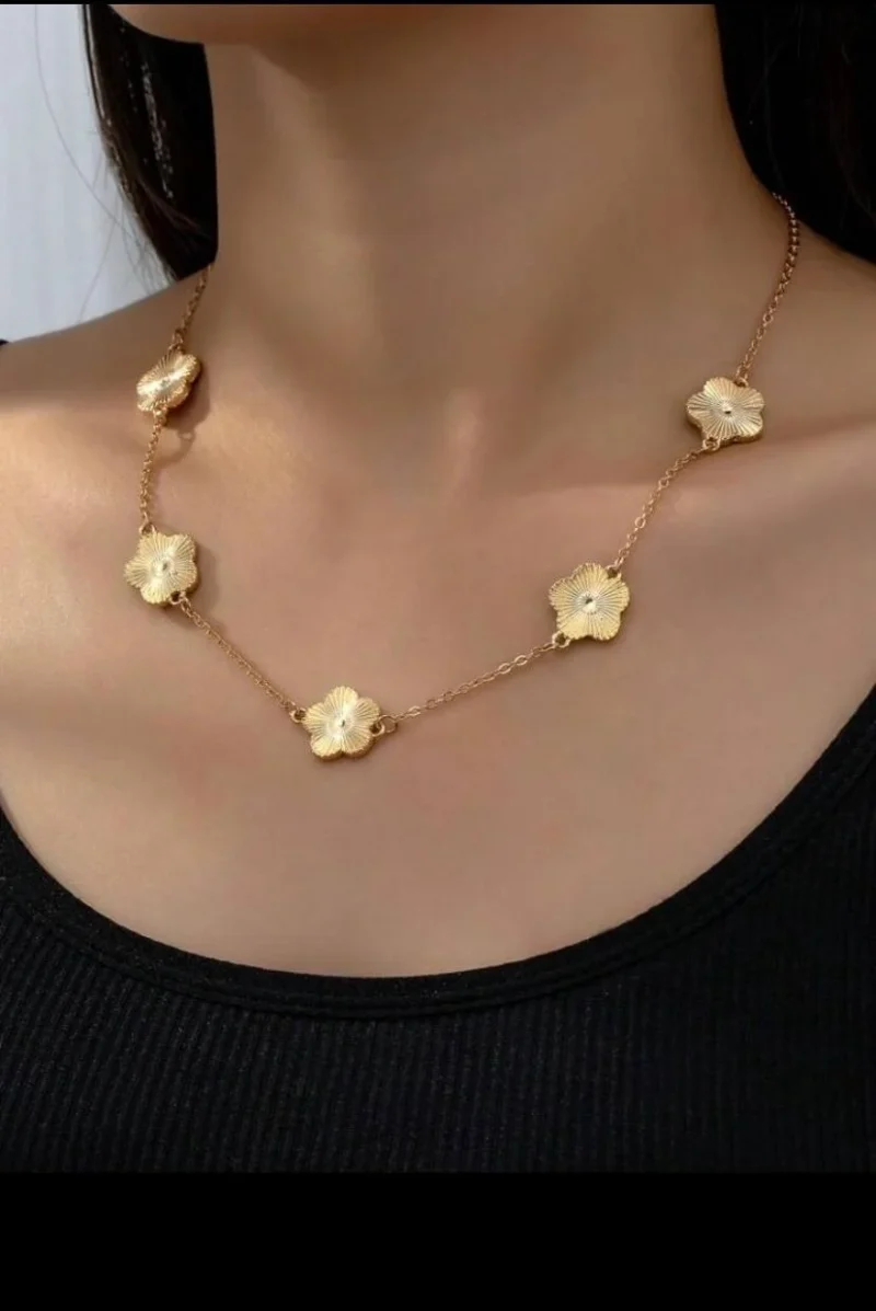 Collier tendance nommé FLORA porté autour du cou d'une femme
