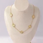 Collier tendance nommé FLORA sur un support de cou crème