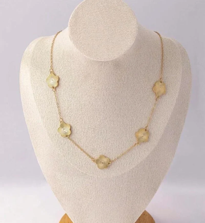 Collier tendance nommé FLORA sur un support de cou crème
