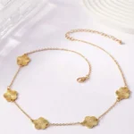 Collier tendance nommé FLORA sur un support de table en fond blanc