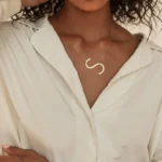 Collier personnalisé nommé JADE porté autour du cou d'une femme