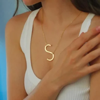 Collier personnalisé nommé JADE porté autour du cou d'une femme