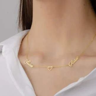 Collier personnalisé nommé LAYALI porté autour du cou d'une femme