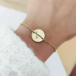 Bracelet personnalisé nommé LIVIA porté autour du poignet d'une femme