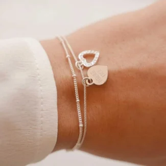 Bracelet personnalisé nommé LOVA porté autour du poignet d'une femme