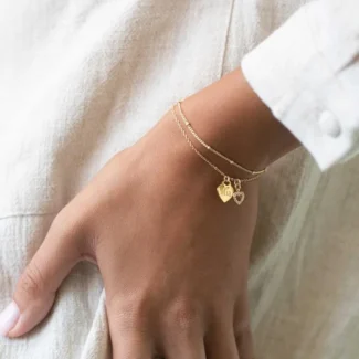 Bracelet personnalisé nommé LOVA porté autour du poignet d'une femme