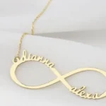 Collier personnalisé nommé MAHA posé sur une nappe blanche