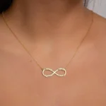 Collier personnalisé nommé MAHA porté autour du cou d'une femme