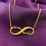 Collier personnalisé nommé MAHA posé sur une nappe violette
