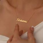 Collier personnalisé nommé MARIA porté autour du cou d'une femme