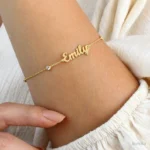 Bracelet personnalisé nommé NOUR porté autour du poignet d'une femme