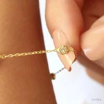 Bracelet personnalisé nommé NOUR porté autour du poignet d'une femme