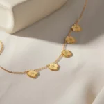 Collier personnalisé nommé REVA posé sur une nappe blanche