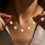 Collier personnalisé nommé REVA porté autour du cou d'une femme