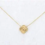 Collier tendance nommé ROSA avec fond blanc