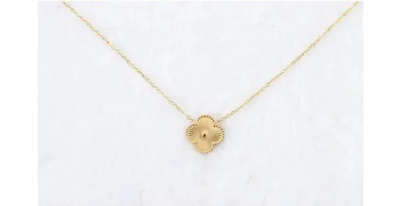 Collier tendance nommé ROSA avec fond blanc