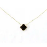 Collier tendance nommé ROSA avec fond blanc
