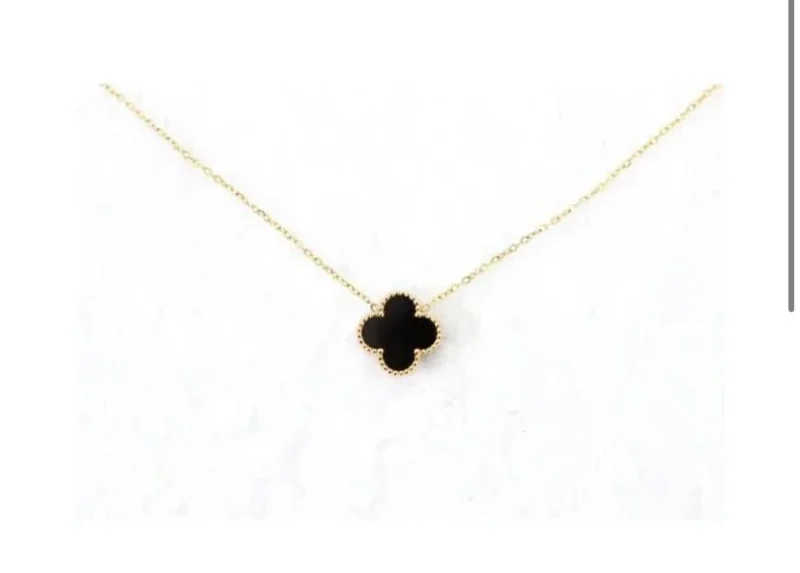Collier tendance nommé ROSA avec fond blanc