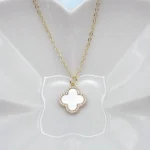 Collier tendance nommé ROSA posé sur support nacre