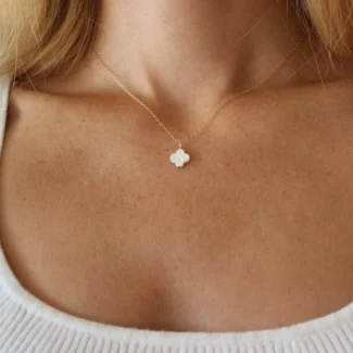 Collier tendance nommé ROSA porté autour du cou d'une femme