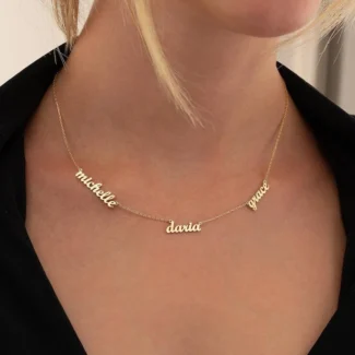 Collier personnalisé nommé YARA porté autour du cou d'une femme