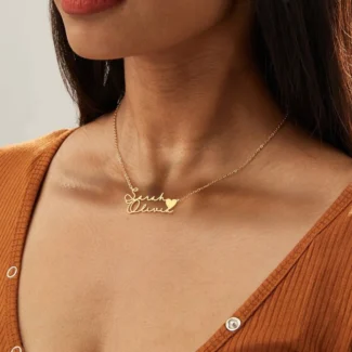 Collier personnalisé nommé YASMIN porté autour du cou d'une femme