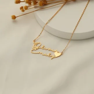 Collier personnalisé nommé YASMIN posé sur fond blanc