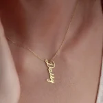 Collier personnalisé nommé ZAYNA porté autour du cou d'une femme