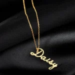 Collier personnalisé nommé ZAYNA posé sur fond noir
